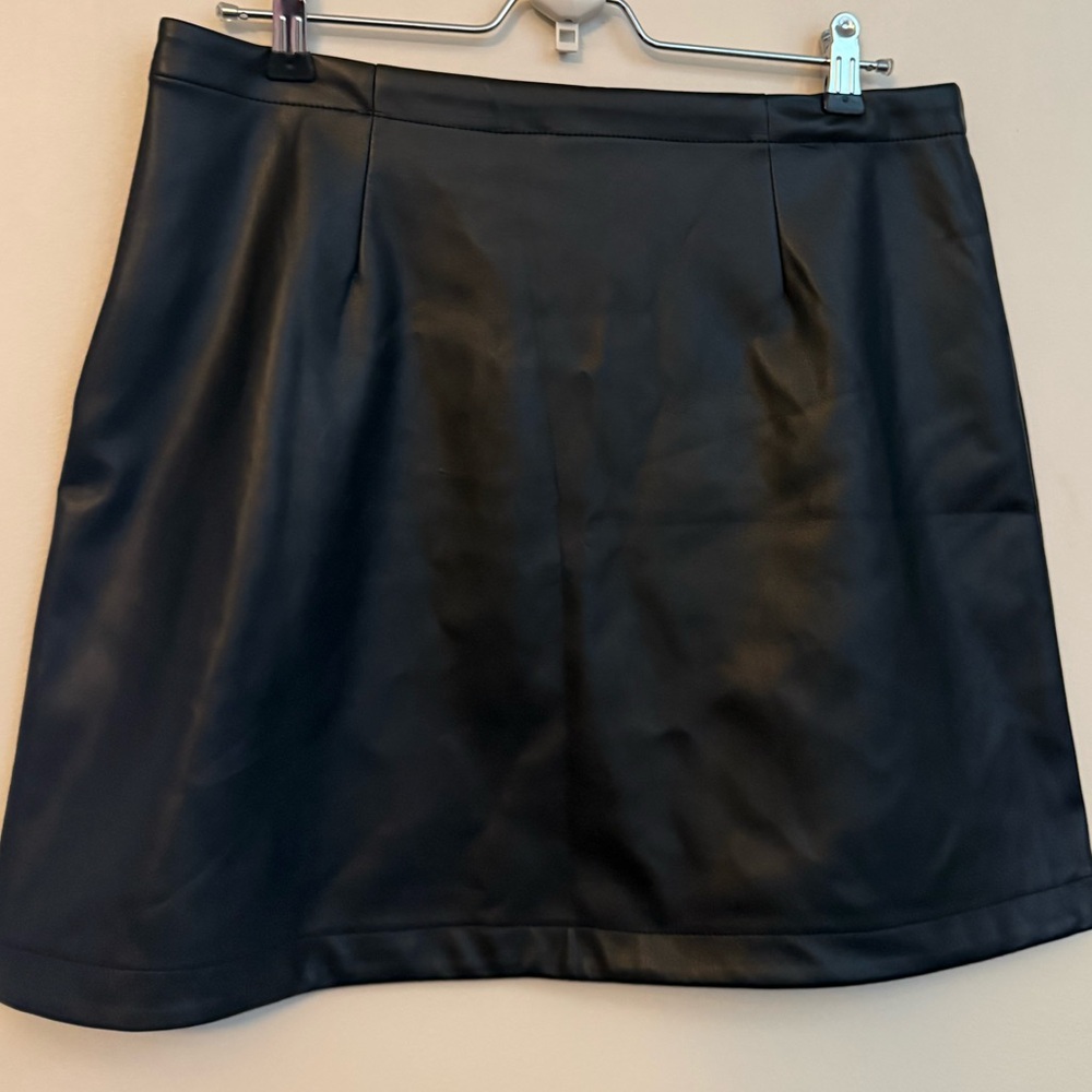 GAP Black Vegan(Faux) Leather Mini Skirt - Picture 3 of 3